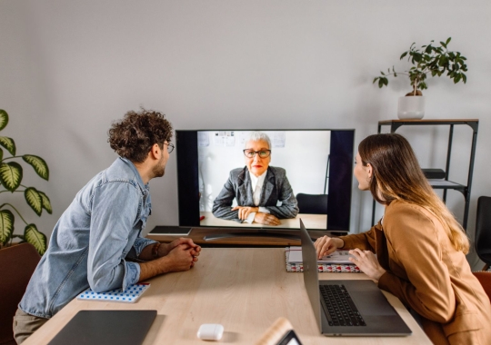 Ideias e insights para ajustar o seu modelo híbrido de trabalho em 2023